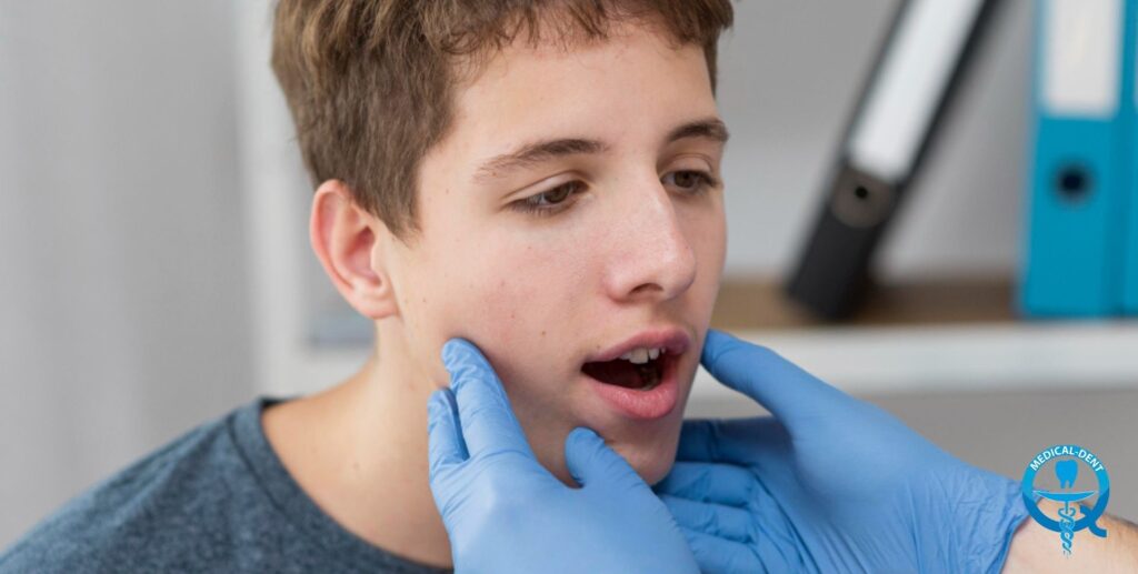 The painting depicts a boy sitting in a dentist's office. The boy's mouth is slightly open, suggesting that he is undergoing a dental procedure. Also visible is a glove in blue on the hand of the person carrying out the procedure. The whole image is presented in close-up and harsh light, focusing on the boy's face during the dental visit.